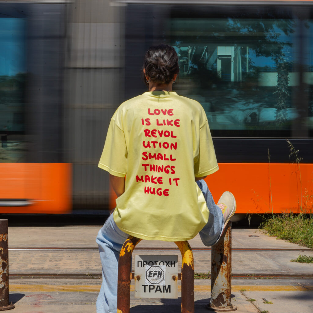 Oversize, unisex t-shirt σε κιτρινο χρώμα που μστην πίσω όψη έχει κείμενο που γράφει,love is like revolution small things make it huge